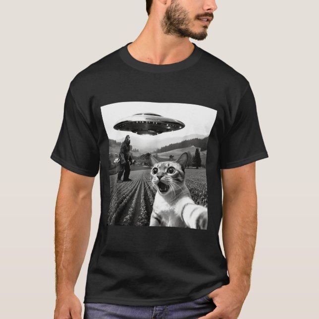 Cat Selfie With Alien Ufo Funny Cat Alien Bigfoot  T Shirt (Framsida)