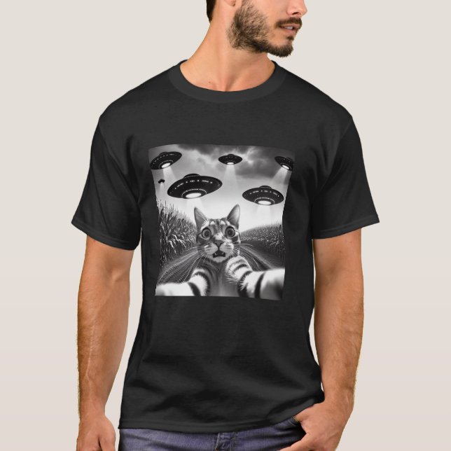 Cat Selfie with UFOs underbara Alien Flies Saucer  T Shirt (Framsida)