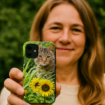 Cat Sitta i Garden med solblommor