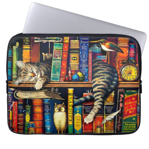 Cat Sleeping in Bookshelf, Färgad Laptop Fodral