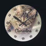 Cat Tass avtryck Ram Photo Personlig Rund Klocka<br><div class="desc">Katter lämnar tass avtryck i hjärtat. Visning ditt favoritfoto med den här vackra perfekten för personligens bästa Kat Mamma/Pappa.</div>
