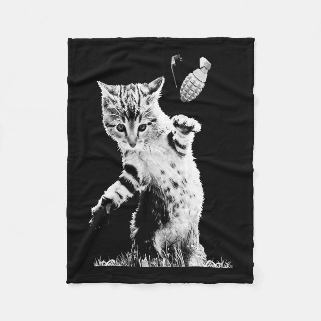 Cat Throwing Grenade Funny Kattunge Grenade Scene Fleecefilt (Framsidan)
