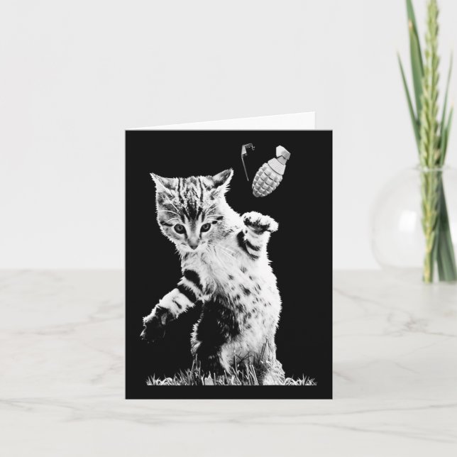 Cat Throwing Grenade Funny Kattunge Grenade Scene Kort (Framsida)