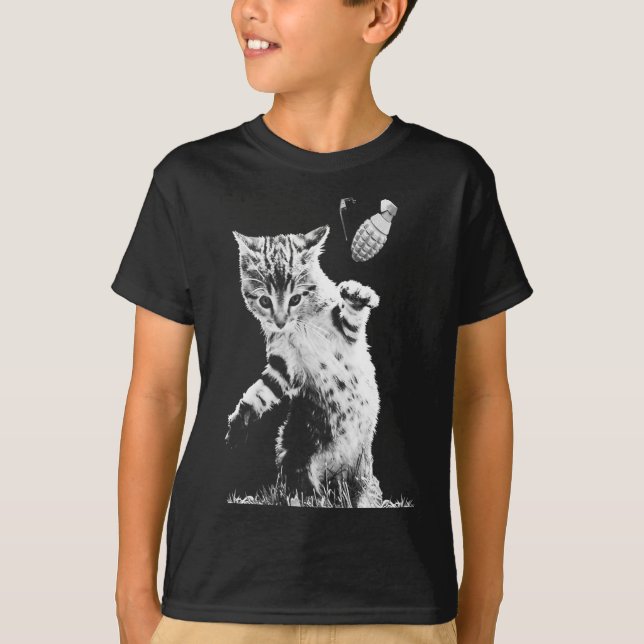 Cat Throwing Grenade Funny Kattunge Grenade Scene T Shirt (Framsida)