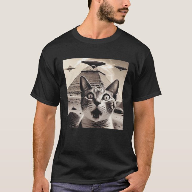 Cat UAPs Incident UFO Egypt Pyramids Aliens T Shirt (Framsida)
