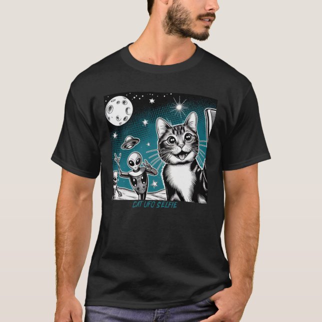 Cat UFO Selfie: Green Alien #8 T Shirt (Framsida)