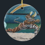 Cat Warrior Beach Volleyball Fantasy Art Ornament<br><div class="desc">Vad gör kvinnliga kattkrigare när de verkligen vill klona sina reflexer till den bästa nivån? De går till stranden och spelar ett häftigt spel eller två volleyball. Den här fantastiska konstbilden visar en kvinnlig kattkrigare som starkt lungar för att gräva en volleyboll under ett tävlingsspel med volleyboll på stranden. För...</div>