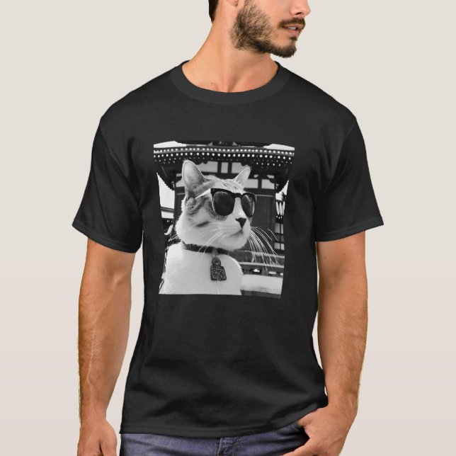 Cat Wearing sollasses at at Senso-Ji buddhist te T Shirt (Framsida)