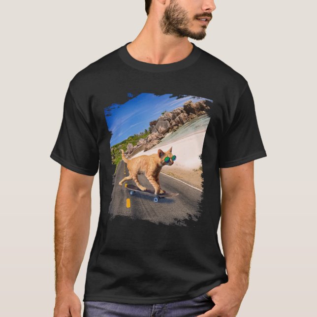 Cat with sunglasses on skateboard on the beach t shirt (Framsida)