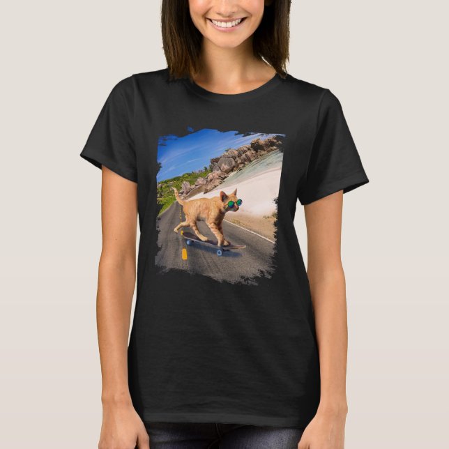 Cat with sunglasses on skateboard on the beach t shirt (Framsida)