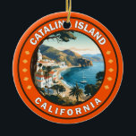 Catalina Island California Travel Art Badge Julgransprydnad Keramik<br><div class="desc">Catalina Island i en vektorkonst stil. Santa Catalina,  en av Kaliforniens Kanalöar,  ljuger sydväst om Los Angeles. Det är känt för sitt vilt,  sina dyvplatser och Mt. Orizaba,  sin högsta topp.</div>