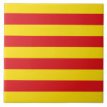 Catalonia Flagga Tile Kakelplatta<br><div class="desc">Fira den tidlösa andan i Katalonien med denna slående keramiska bricka som visar den sjudande flagga i Katalonien! Denna patriotiska bricka, med senyerans djärva röda och gult rand, fångar på ett vackert sätt det katalanska pridets och det katalanska identitetets innersta väsen. Vare sig den visas som en murdekanal, används i...</div>