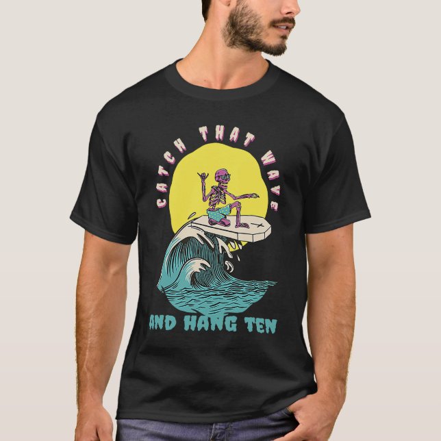 Catch That Wave & Hang Ten  Retro Surfer Present T Shirt (Framsida)