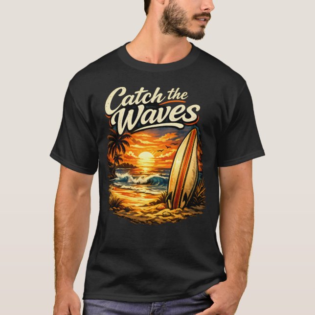 Catch the Waves Sunset Surf Tee (Framsida)