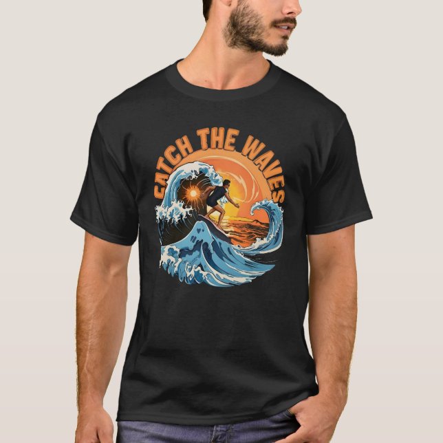 Catch The Waves Vintage Ocean Adventure Tee (Framsida)