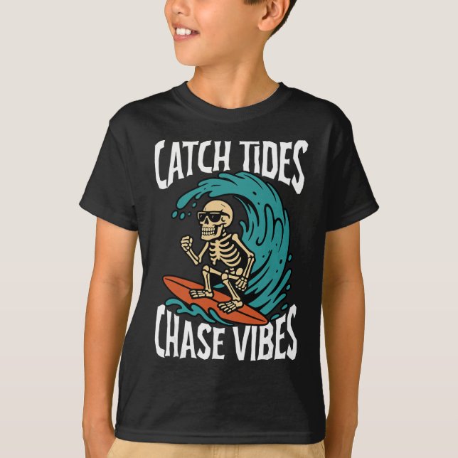 Catch Tides Chase Vibes Skeleton Surfer Beach  T Shirt (Framsida)