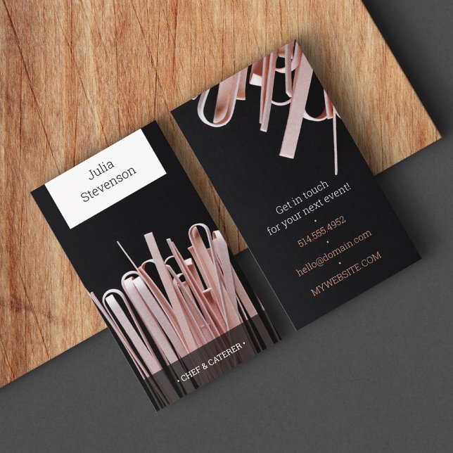 Catering, personlig Chef, Pasta Restaurant, modern Visitkort (Chef caterer black business card withbackground photo of light pink dried noodles.)