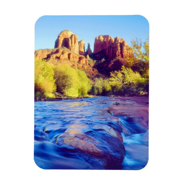 Cathedral Rock reflekterande i Oak Creek, Arizona Magnet (Vertikal)