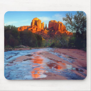 Cathedral Rock reflekterande i Oak Creek vid solne Musmatta
