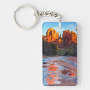 Cathedral Rock reflekteras i Oak Creek vid solnedg