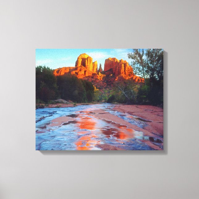 Cathedral Rock reflekteras i Oak Creek vid solnedg Canvastryck (Framsida)