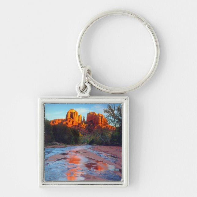 Cathedral Rock reflekteras i Oak Creek vid solnedg Fyrkantig Silverfärgad Nyckelring (Framsidan)