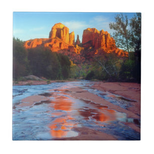 Cathedral Rock reflekteras i Oak Creek vid solnedg Kakelplatta