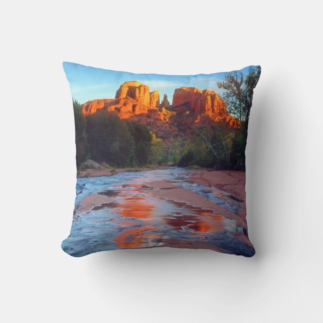 Cathedral Rock reflekteras i Oak Creek vid solnedg Kudde (Framsida)