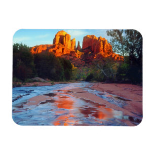 Cathedral Rock reflekteras i Oak Creek vid solnedg Magnet