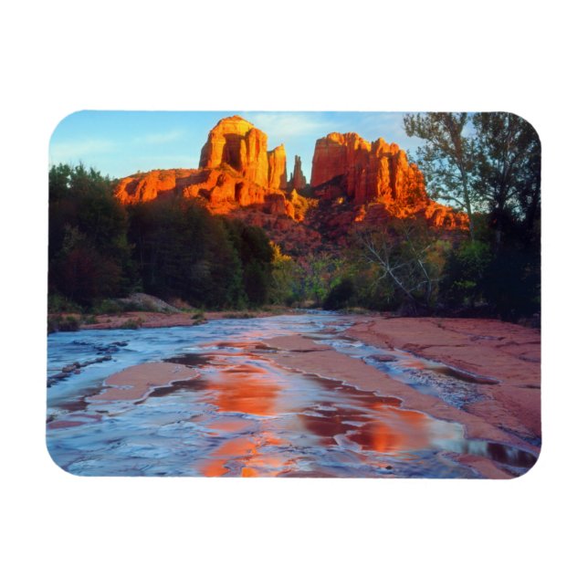 Cathedral Rock reflekteras i Oak Creek vid solnedg Magnet (Horisontell)