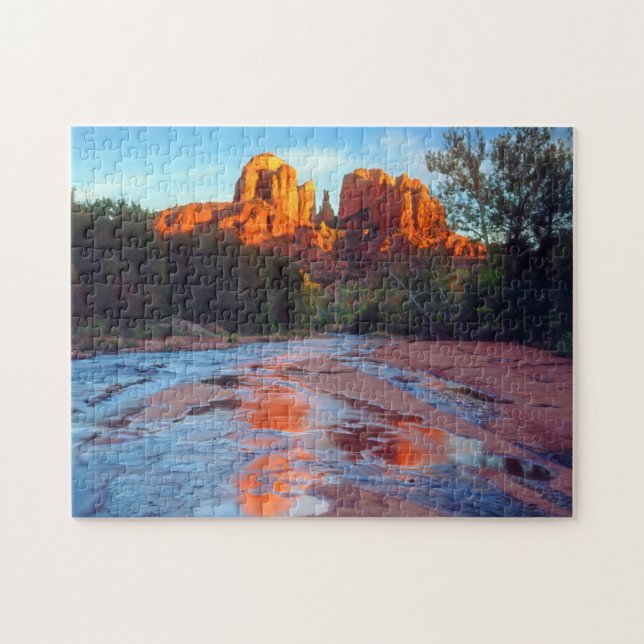 Cathedral Rock reflekteras i Oak Creek vid solnedg Pussel (Horisontell)