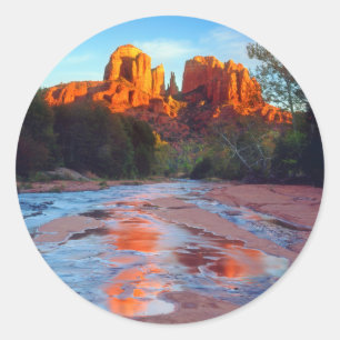Cathedral Rock reflekteras i Oak Creek vid solnedg Runt Klistermärke