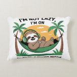 "Catitude: Rule World in Stil" Prydnadskudde<br><div class="desc">Slappna av i stil med den här lekande t-shirt som har en söt slarvig kyld i en hammock och det roliga citatet: "Jag är inte lazy, jag är i energisparläge." Perfekt för alla som kärlek humor, tröstar och tar livet i sin egen takt. Mjuk, lätt och underbar för avslappnad bära...</div>