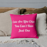 Cats Personlig Funny Coola Modern Pet Quote Rosa Kudde<br><div class="desc">Omforma ditt space med "Cats Personlig Funny Coola Modern Pet Quote Rosa Dekorativ kudde". Idealisk för kattälskare är att denna kudde utan problem förenar humor och stil. Perfekt för att lägga till en personlig beröring till din décor eller som en tankfull gåva. Få din kärlek för katter att skina! Använda...</div>