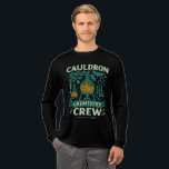 Cauldron Chemistry Crew: Teacher Halloween Science T Shirt<br><div class="desc">Skär upp på labbviberna med den här "Cauldron Chemistry Crew"-tekten - tillverkad för vetenskapslärare, labbtekniker och STEM älskare som vill ha ett smart Halloween-utseende som fortfarande känns klassrumsvänligt. Konstruktionen blandar en bubbelkolv med gaskuldron, ångkrämer, bakers och glasögon med varma pumpnörda accenter och vintage krämplande bokstäver, så den poppar på svarta...</div>