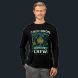 Cauldron Chemistry Crew: Teacher Halloween Science T Shirt<br><div class="desc">Skär upp på labbviberna med den här "Cauldron Chemistry Crew"-tekten - tillverkad för vetenskapslärare, labbtekniker och STEM älskare som vill ha ett smart Halloween-utseende som fortfarande känns klassrumsvänligt. Konstruktionen blandar en bubbelkolv med gaskuldron, ångkrämer, bakers och glasögon med varma pumpnörda accenter och vintage krämplande bokstäver, så den poppar på svarta...</div>