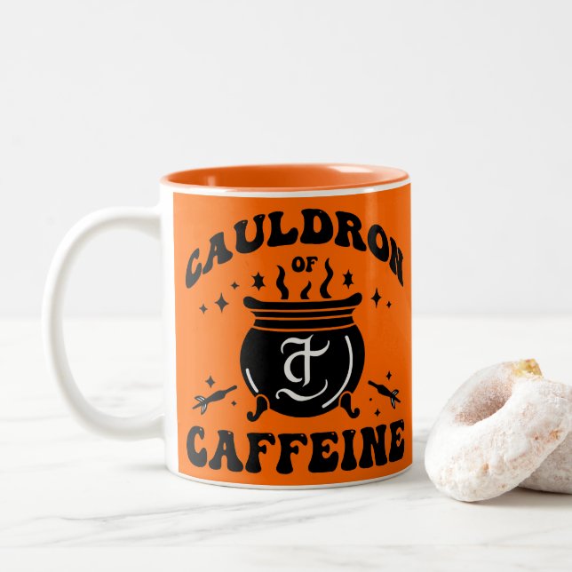 Cauldron of Caffeine Halloween Gift Witch Vibes Två-Tonad Mugg (Med munk)