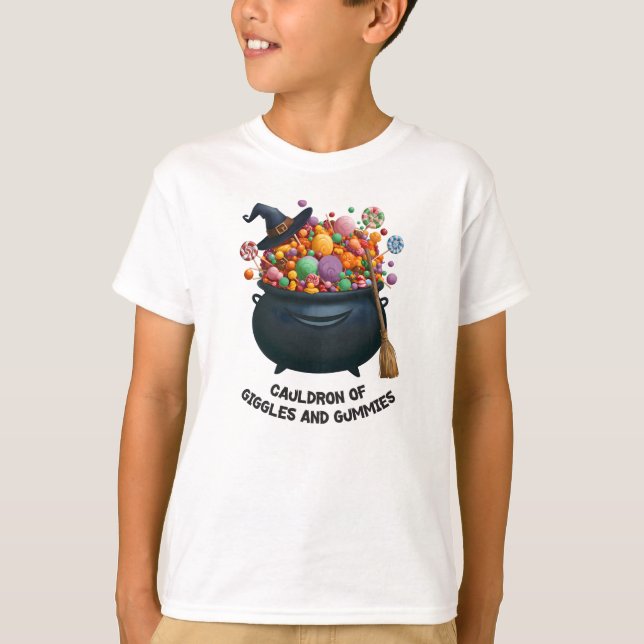 Cauldron Of Giggles And Gummies T Shirt (Framsida)