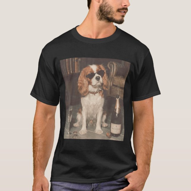 Cavalier King Charles dricker Champagne Roligt T Shirt (Framsida)