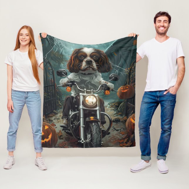 Cavalier King Charles Spaniel Halloween Skräckinja Fleecefilt (På plats)