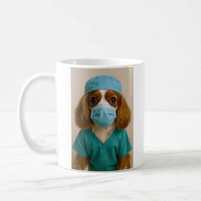 Cavalier King Charles Spaniel i operationskläder Kaffemugg (Vänster)