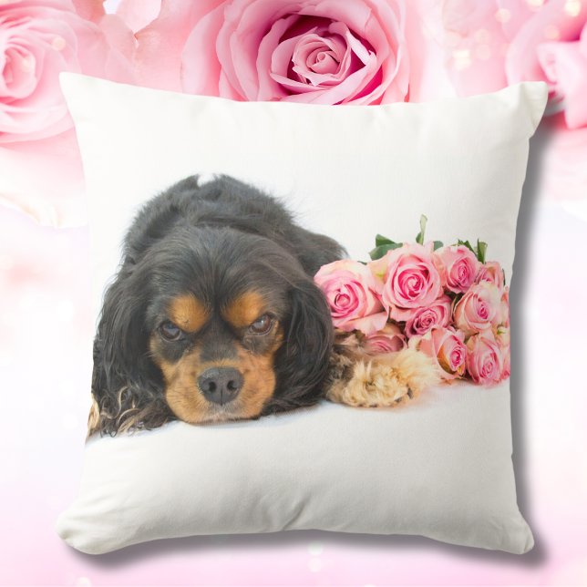 Cavalier King Charles Spaniel med rosa rosor Kudde (Skapare uppladdad)