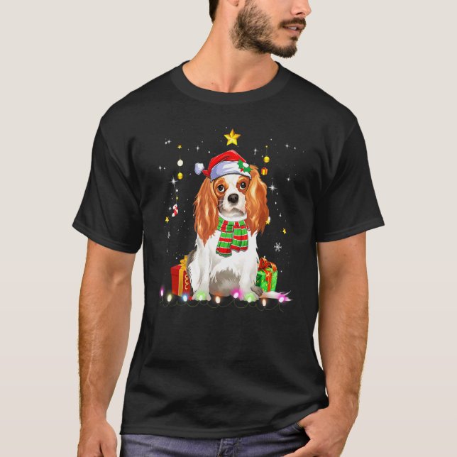 Cavalier King Hund Santa Julgran Ljus Xmas T Shirt (Framsida)