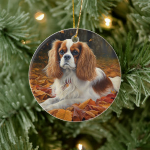 Cavalier King i höstlöv Fall Inspirerar Julgransprydnad Keramik