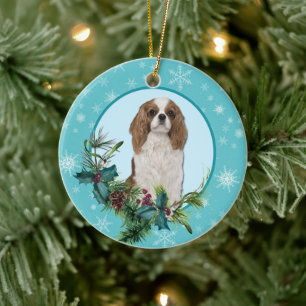 Cavalier Kung Charles Evergreen Blue Snowflake Julgransprydnad Keramik