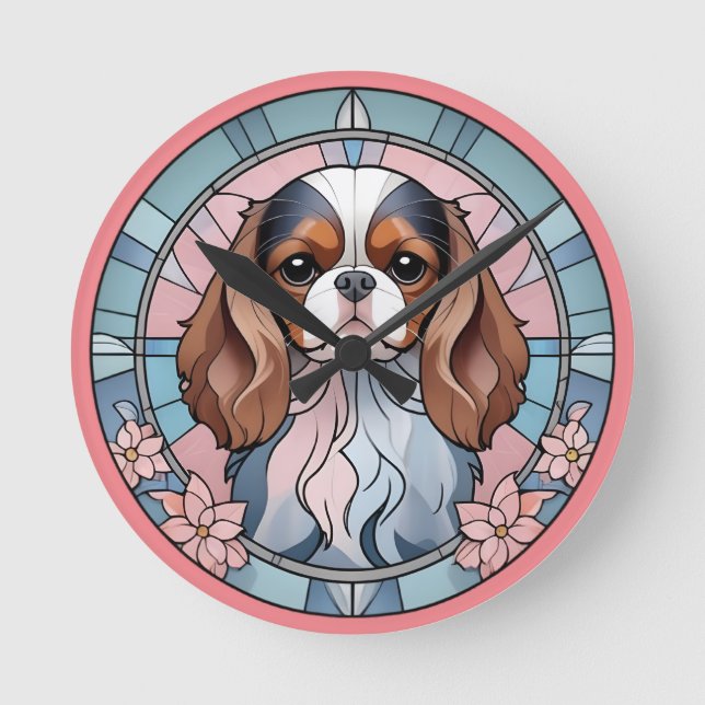 Cavalier Kung Charles Pastel Rosa Stached Glass Rund Klocka (Framsida)