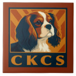 Cavalier Kung Charles Spain CKCS Retro Kakelplatta<br><div class="desc">Stilized CKCS (Cavalier Kung Charles Spain) porträtt i varma reflexer,  som belyser rasens långa silke öron,  den uttryckliga mörken ögon och den raffinerade Blenheim-färgen. Dessa leksak-spanilar är kända för sin milda temperament,  intelligens och sitt royal. De är älskade kompanjoner över hela världen.</div>