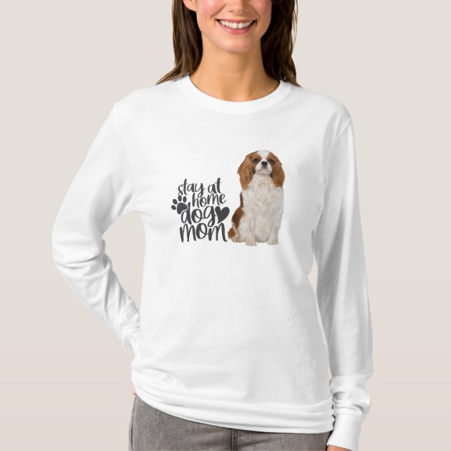 Cavalier Kung Charles Spain-Stanna hemma Hund Mamm T Shirt (Framsida)
