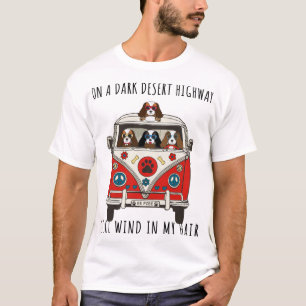 Cavalier Kung Charles spanjor på en Mörk Desert T Shirt