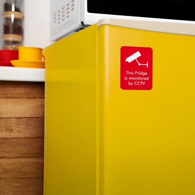 CCTV-kanal för röda bakgrundskameror för övervakni Magnet (Red Background Camera Surveillance CCTV Fridge Magnet On A Yellow Refrigerator)